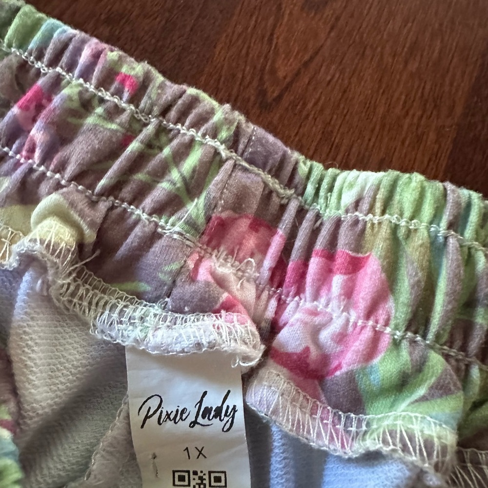 Pixie Lady Grey Floral Shorts 1X - Picture 3 of 5